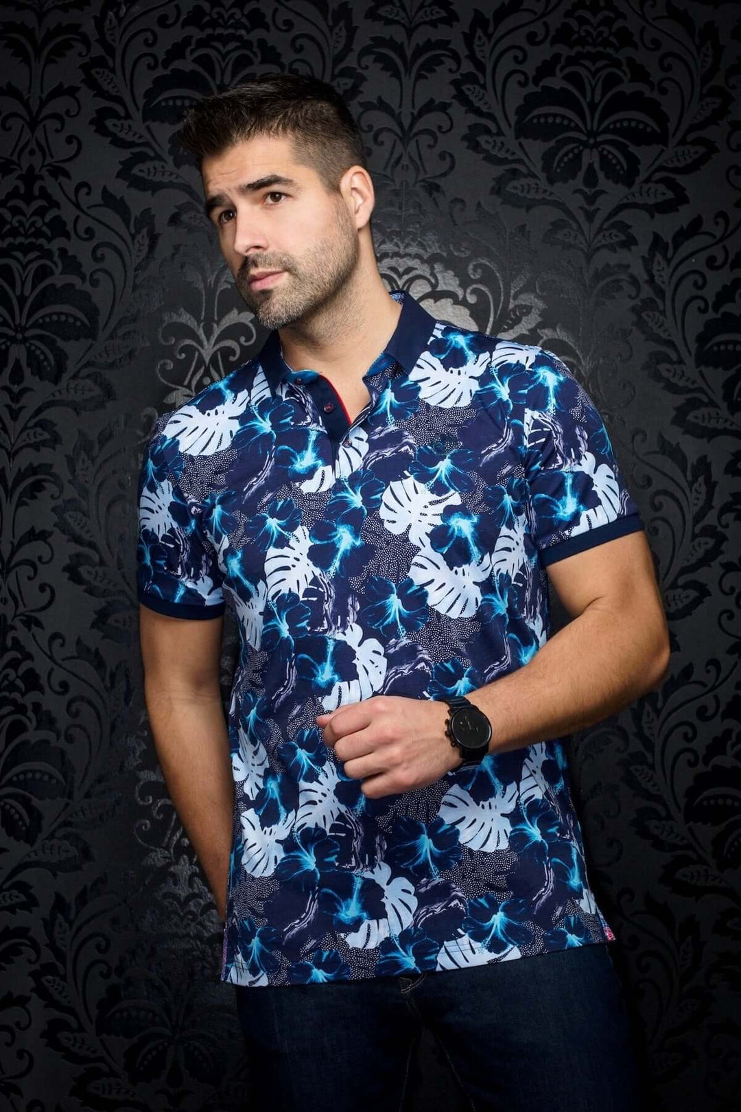 Polo Campari à motifs tropicaux bleutés, idéal pour un look décontracté et frais.