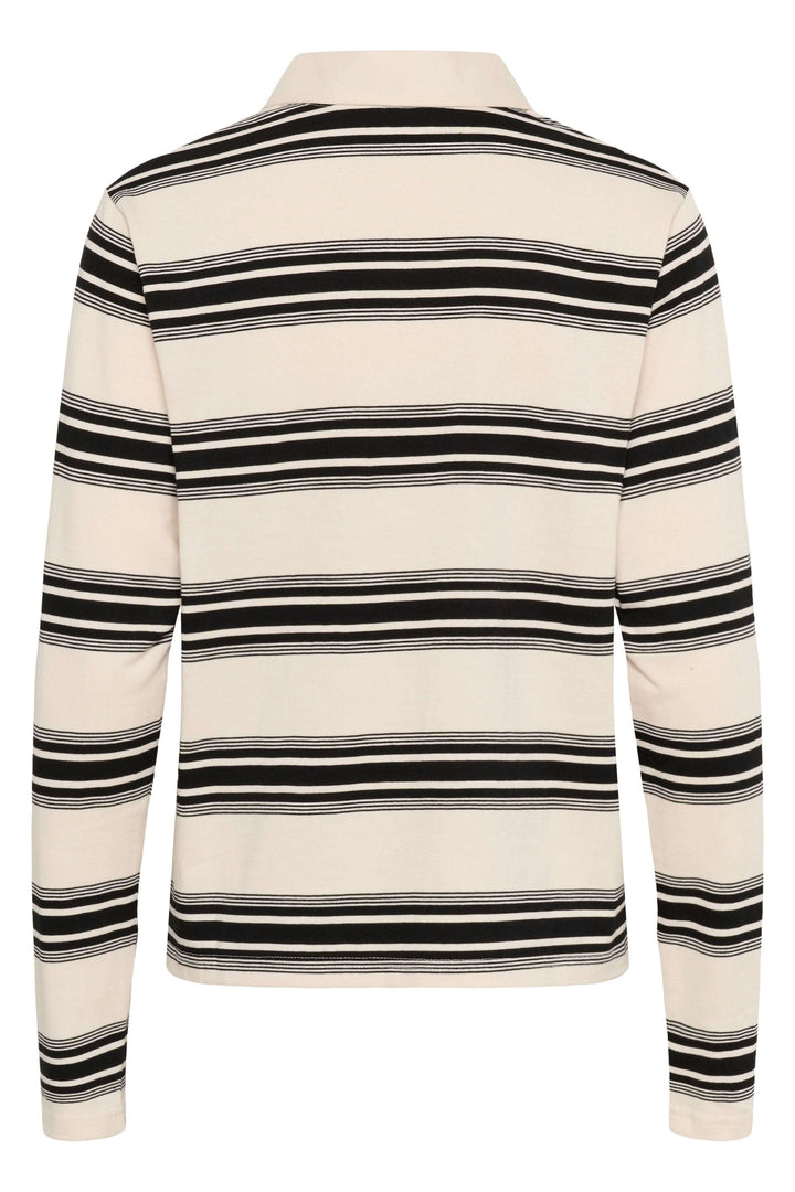 Polo Carmell à rayures noires et blanches, coupe droite, col classique, détail brodé, style élégant et décontracté.