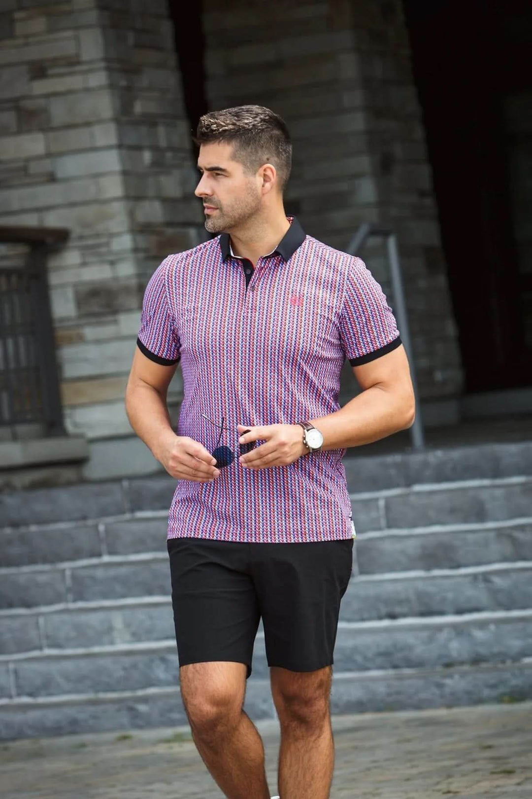 Homme portant un polo à micro-motif géométrique avec col noir, idéal pour un look décontracté chic.