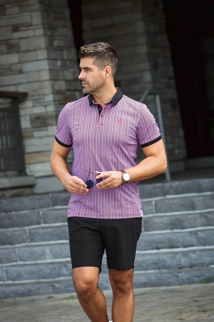 Homme portant un polo à micro-motif géométrique avec col noir, idéal pour un look décontracté chic.