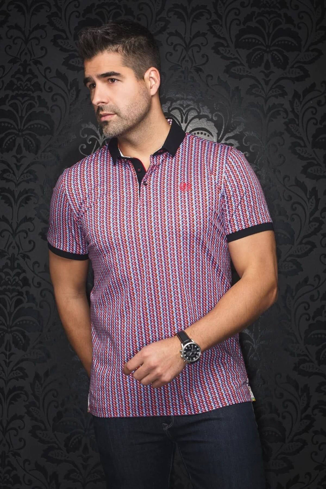 Homme portant un polo Colter à motif géométrique avec col noir, idéale pour un look décontracté chic.