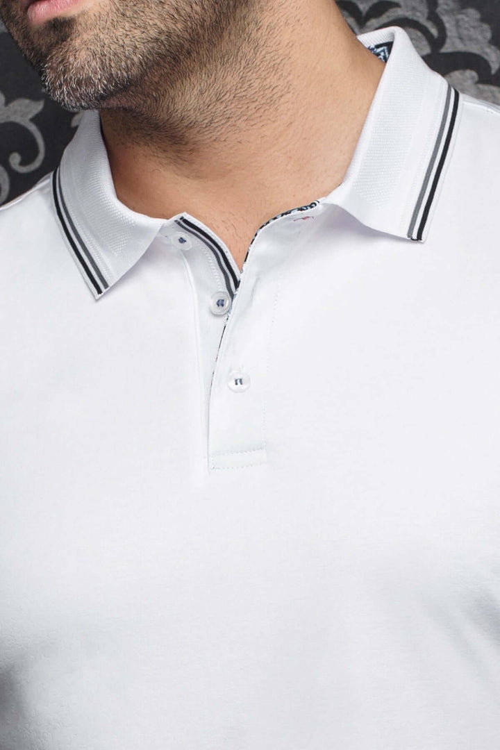 Polo Dellario blanc avec col contrastant et patte de boutonnage, idéal pour un look élégant au bureau ou en week-end.