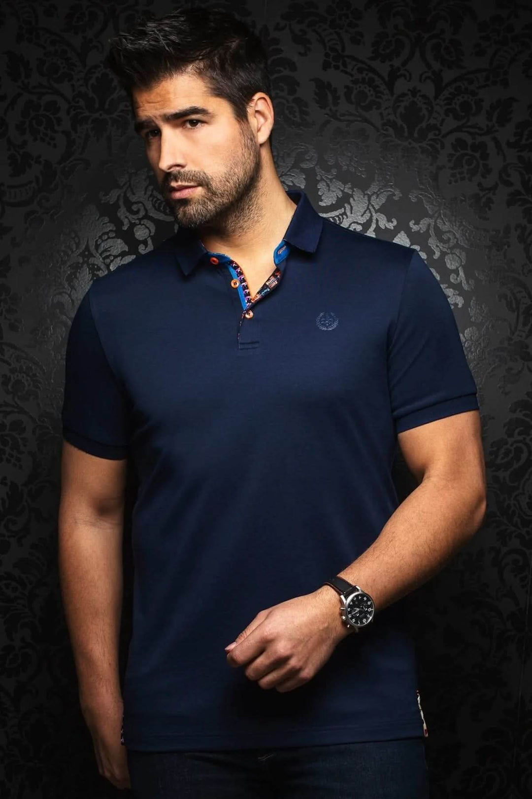 Polo homme uni bleu marine avec col contrastant, offrant style et confort au quotidien.
