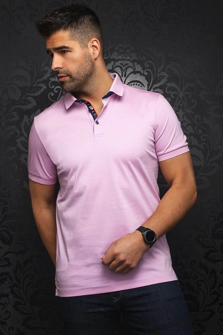 Polo uni rose avec col contrastant, détails élégants et coupe confortable pour un look quotidien.
