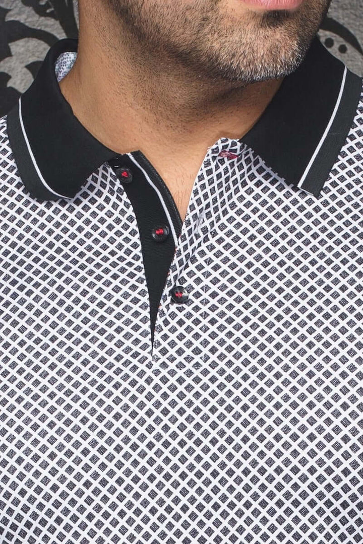 Polo géométrique contemporain avec col noir et détails de contraste, patte de boutonnage à trois boutons.