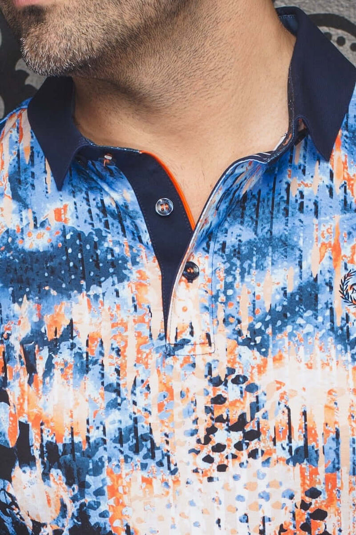 Homme portant un polo artistique à l'imprimé abstrait multicolore, avec des détails contrastants.