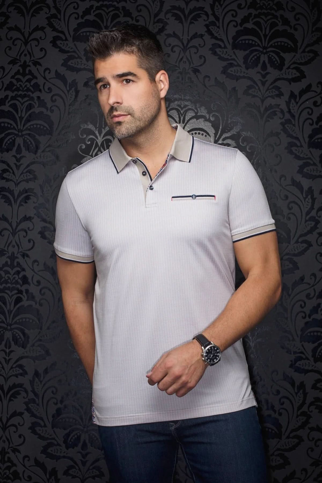 Polo Mayberry à micro-motif, col structuré, détails contrastants pour un look chic.