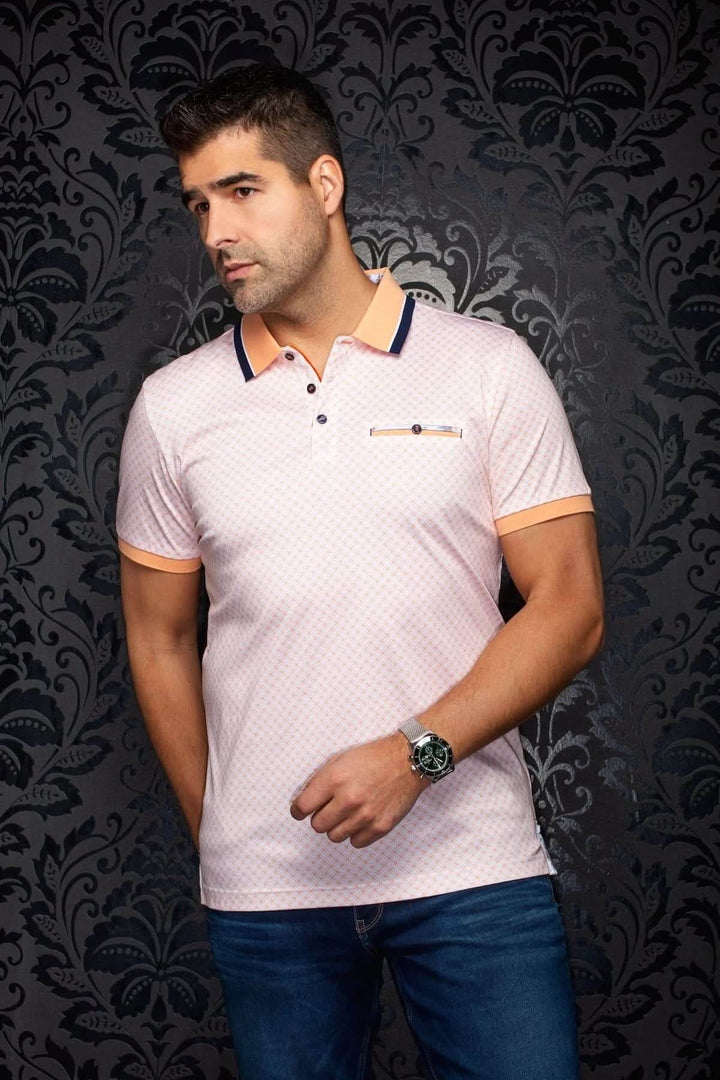 Homme portant le Polo TREVOR avec micro-motif élégant, coupe ajustée et finitions contrastantes idéales pour un look moderne.