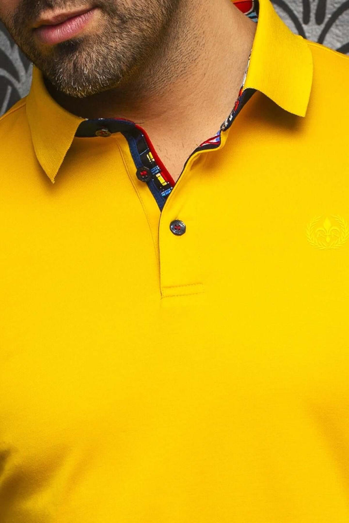 Polo de style uni jaune avec col contrastant et patte à trois boutons pour une allure élégante.