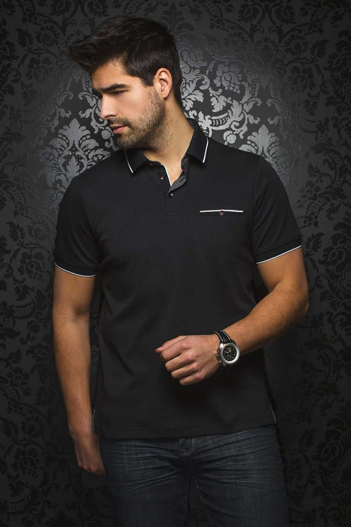 Polo élégant noir à manches courtes avec détails contrastants, idéal pour un look sophistiqué.