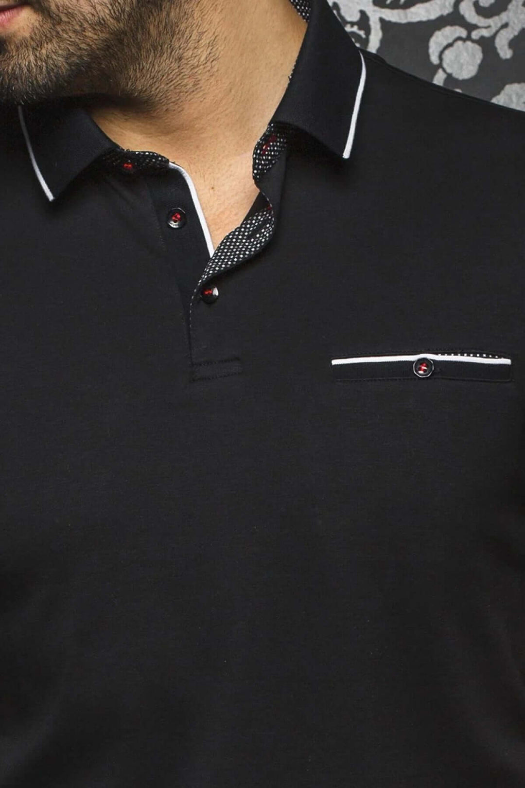 Polo Mercury élégant à manches courtes, col avec liseré contrastant et poche poitrine factice.