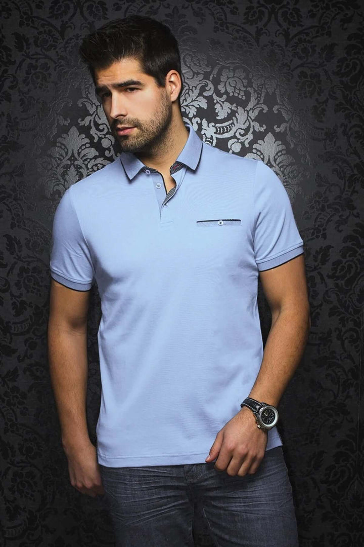 Polo élégant bleu ciel à manches courtes, détails contrastants et col polo, pour un style moderne.