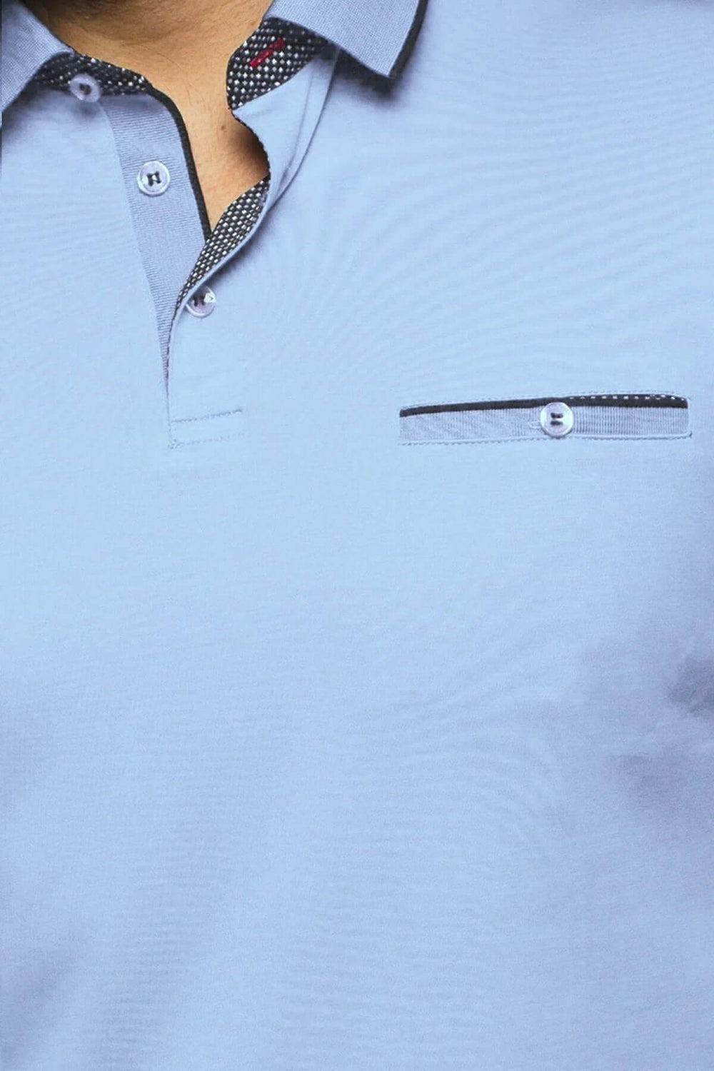 Polo élégant à manches courtes, détails contrastants et poche poitrine factice, style moderne.