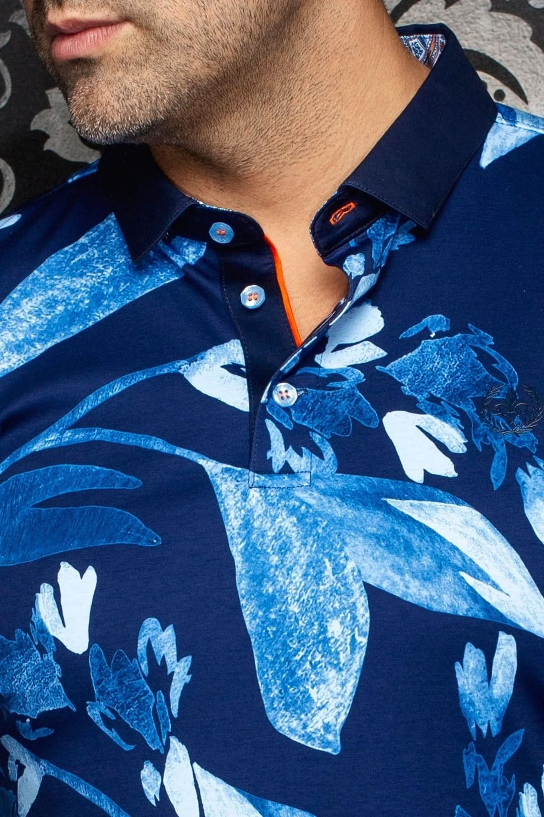 Homme portant un Polo à manches courtes GLEN avec imprimé moderne bleu et col polo boutonné.
