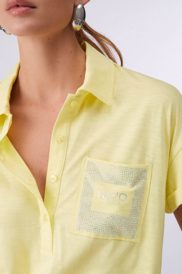 Polo à manches courtes avec poche décorative en tissu jaune, col polo et patte de boutonnage. Style décontracté pour le quotidien.