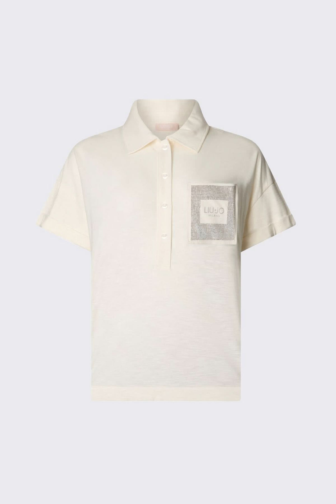 Polo à manches courtes avec poche décorative en tissu doux et coupe fluide pour un style décontracté et contemporain.