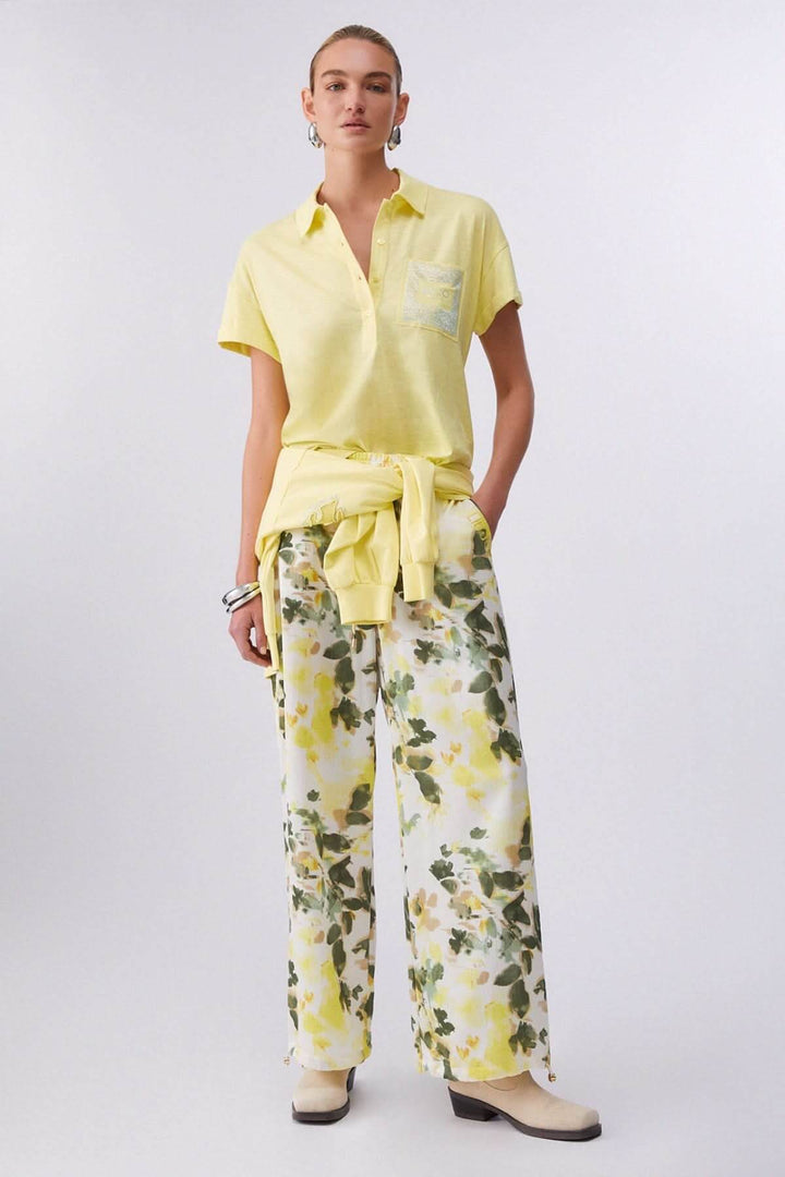 Polo à manches courtes avec poche décorative, parfait pour un style décontracté et élégant.