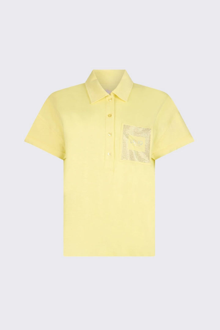 Polo à manches courtes avec poche décorative jaune, style décontracté et contemporain, coupe droite confortable, col polo boutonné.