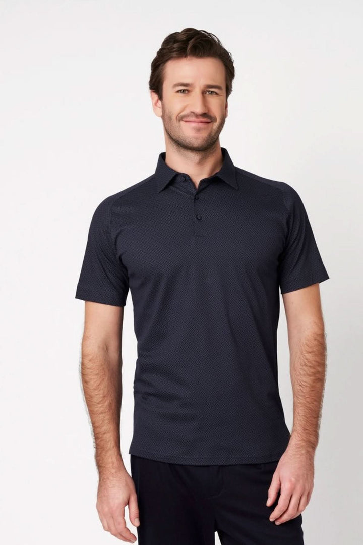 Homme portant un Polo à manches courtes micro-texturé, coupe ajustée, col structuré, look élégant.
