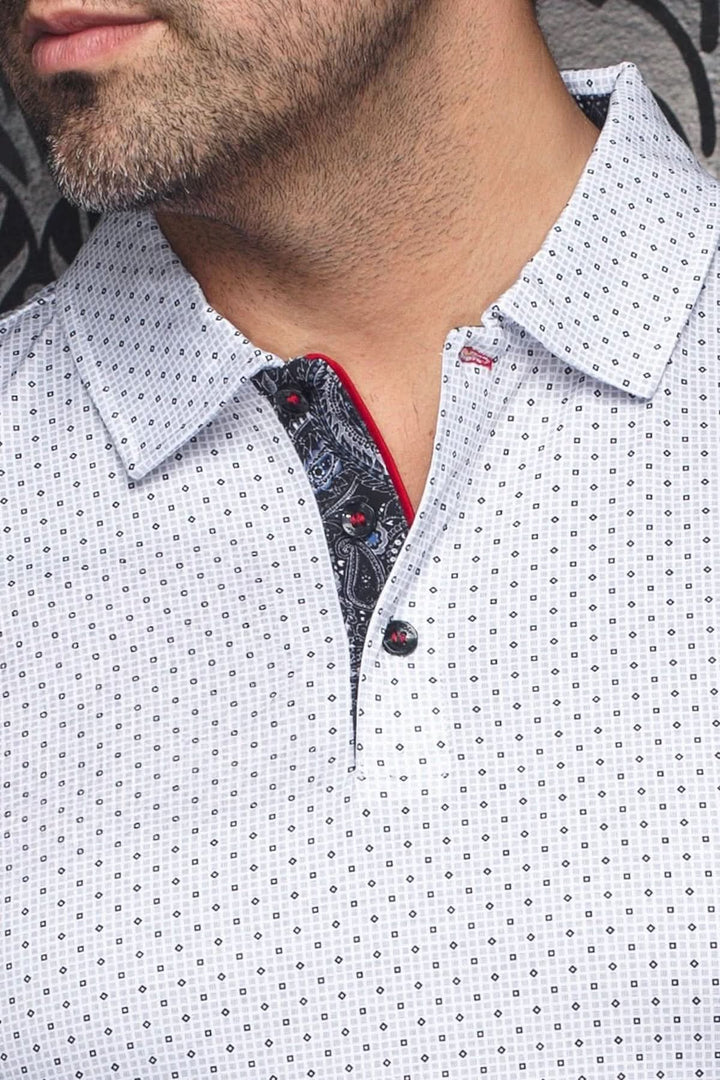 Polo à motif discret avec col structuré et détails contrastants, parfait pour un look décontracté-chic.