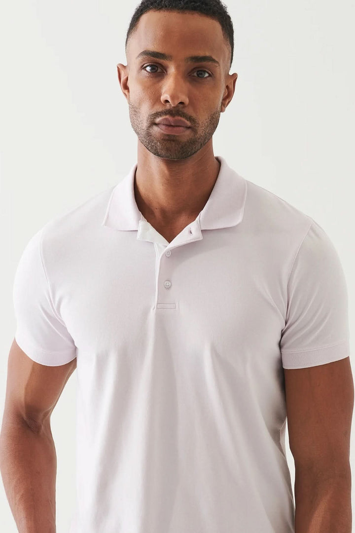 Polo épuré à manches courtes, coupe ajustée et tissu doux, parfait pour un style décontracté soigné.