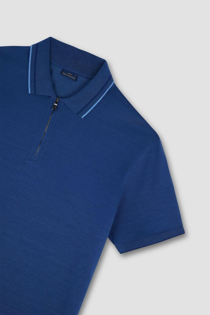 Polo zippé en coton bleu avec col contrasté, élégant et moderne pour un look sophistiqué.