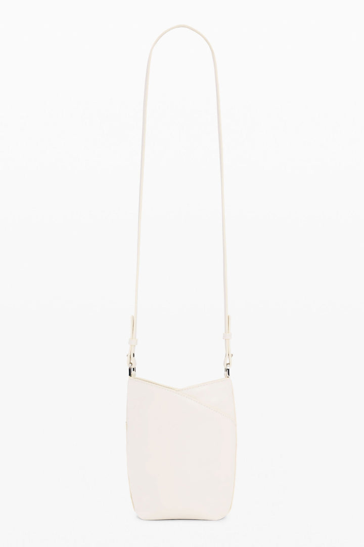 Porte-feuille compact à bandoulière avec design épuré et bandoulière ajustable, idéal pour un usage minimaliste et fonctionnel.