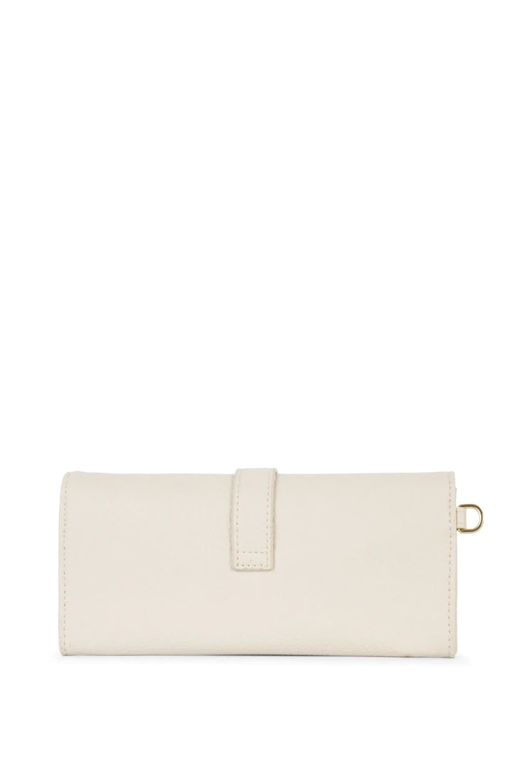 Portefeuille Seun élégant en cuir beige avec rabat et boucle décorative, bracelet amovible pour un port pratique.