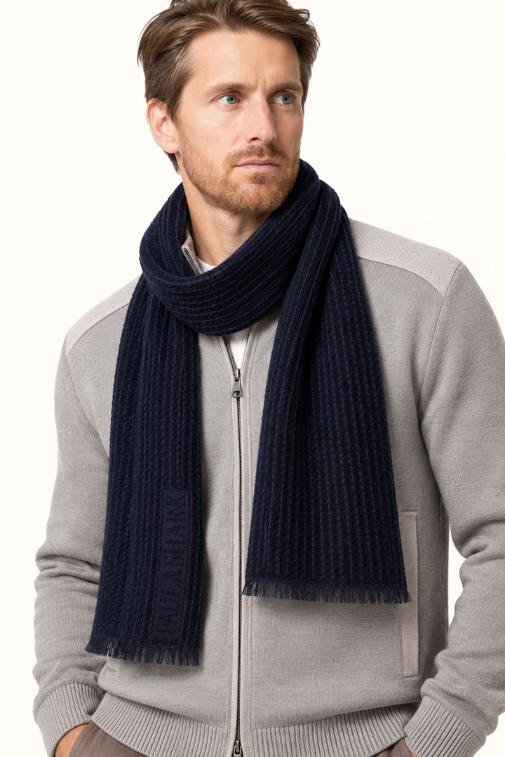 Textured scarf with geometric pattern 
