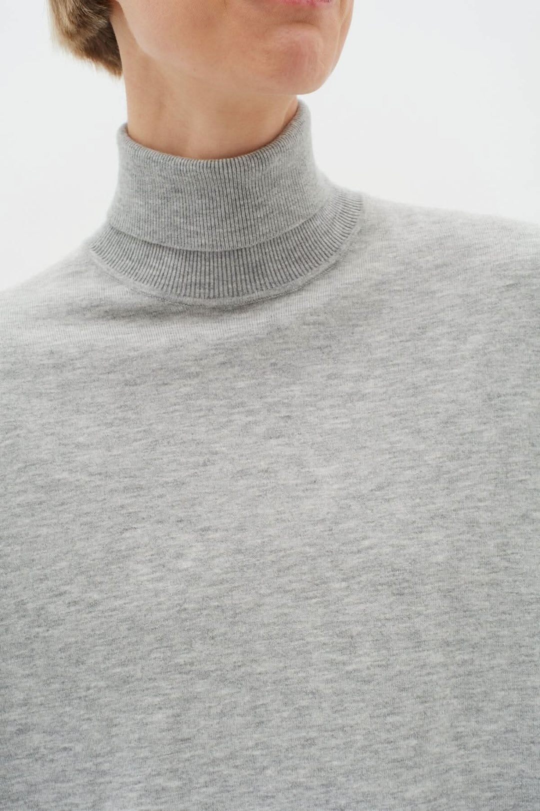Pull gris à col roulé Kellsie, en maille douce, pour un look élégant et confortable.