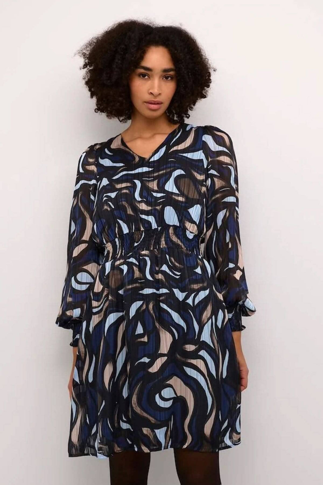 Robe Margo fluide avec manches longues, col en V et motif abstrait bleu, noir et beige.