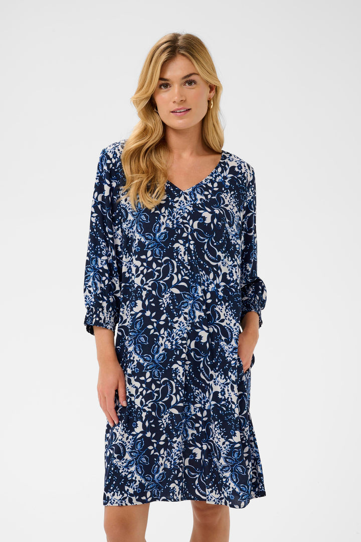 Robe Tiah avec motif floral bleu et blanc, coupe fluide, manches trois-quarts et encolure en V, élégante et confortable.