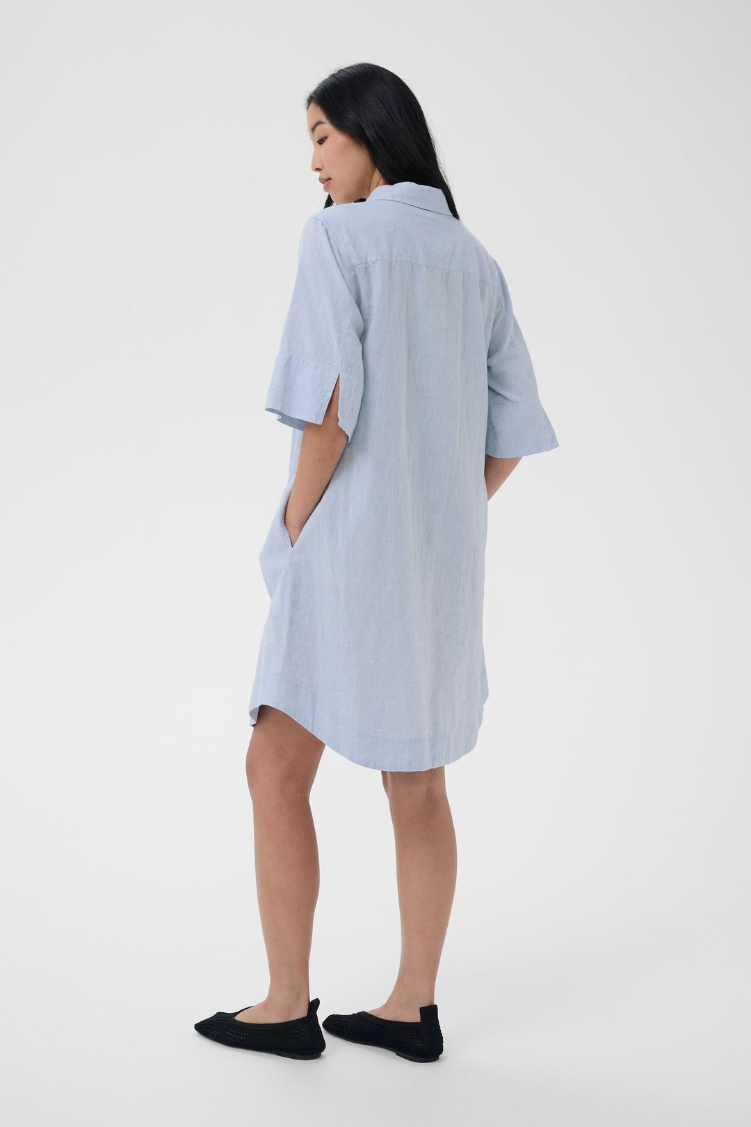 Robe chemise Berrit fluide à manches courtes en tissu léger avec poches latérales, vue de dos. Idéale pour un look décontracté.