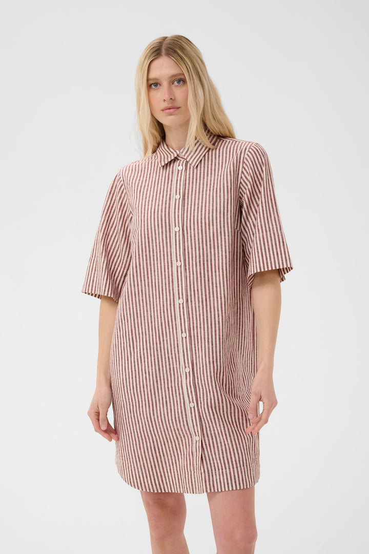 Robe chemise Berrit fluide à manches courtes rayée avec col et fermeture boutonnée, idéale pour un style décontracté et élégant.