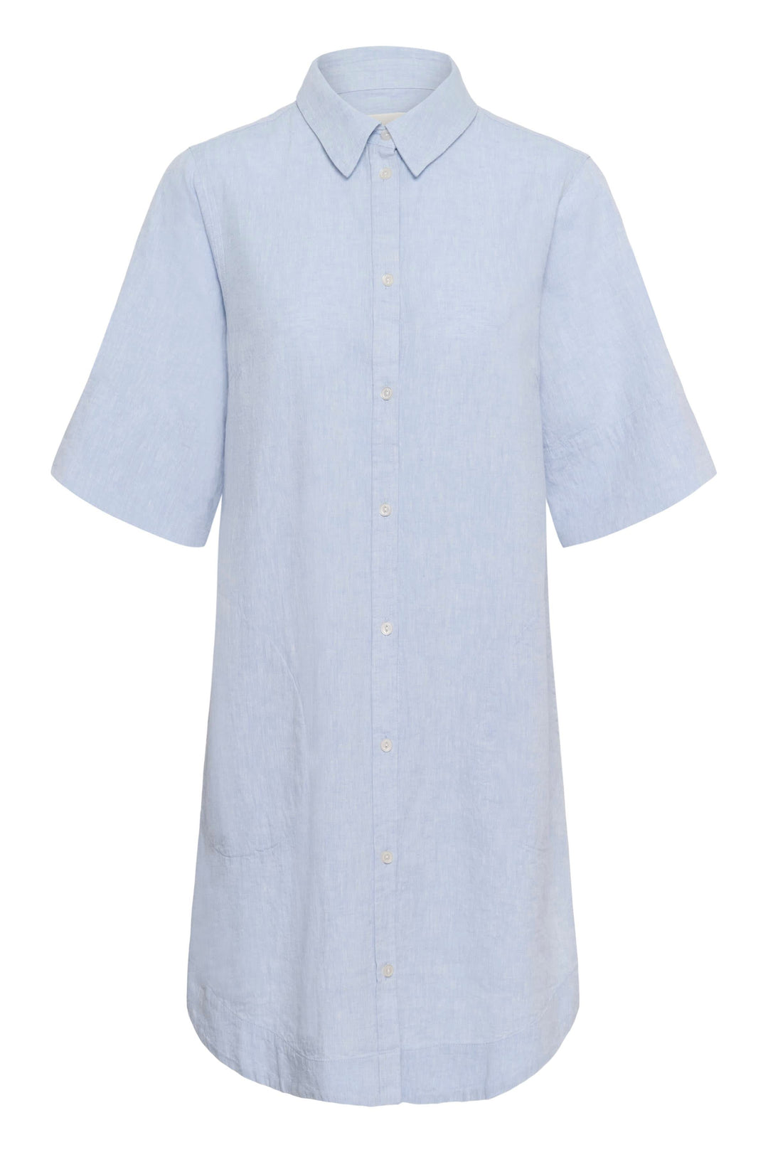 Robe chemise Berrit fluide à manches courtes, modèle bleu clair à fermeture boutonnée, col chemise et poches latérales.