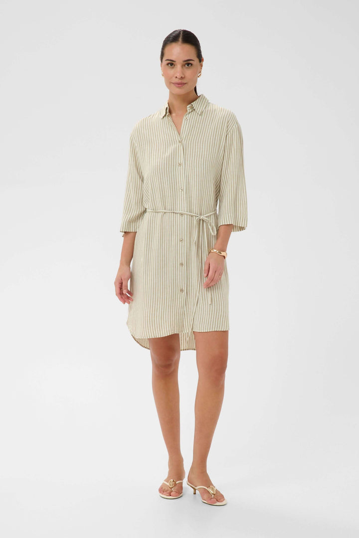 Robe chemise Milia à rayures avec ceinture, manches trois-quarts, col classique et silhouette fluide pour un look élégant.