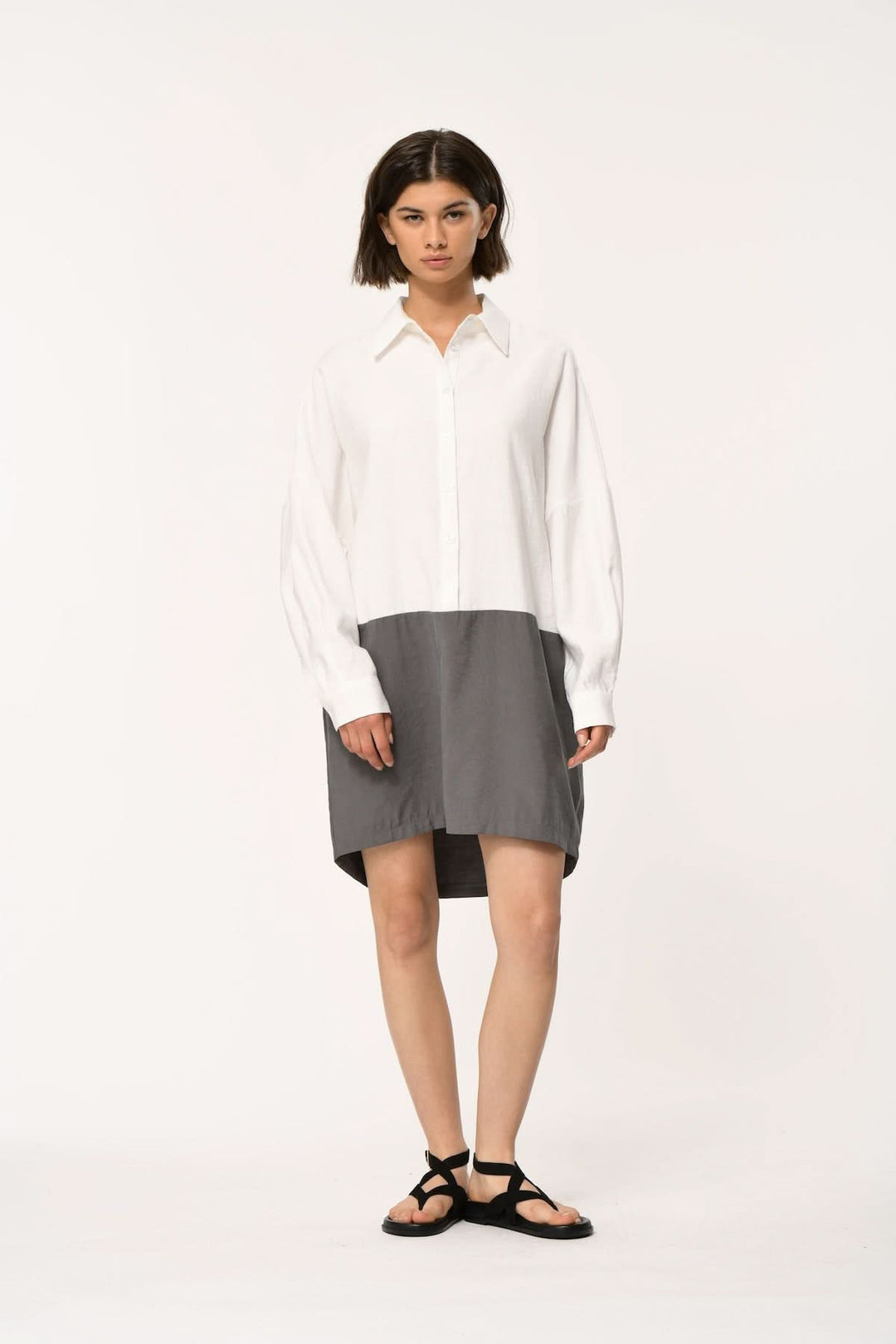 Robe chemise bimatière à coupe droite avec manches longues et col classique, idéale pour un style moderne et polyvalent.