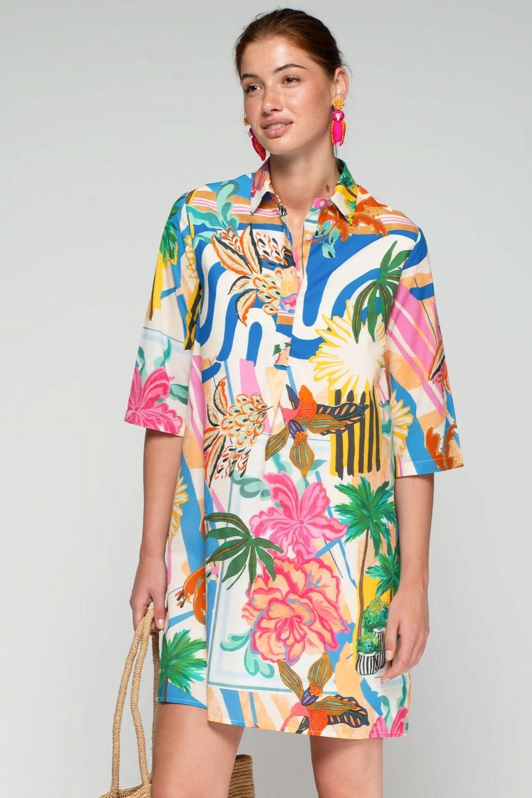 Robe chemise imprimée au style audacieux, coupe droite et fluide, idéale pour un look décontracté et moderne.