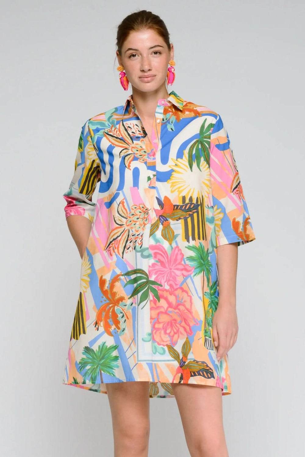 Femme portant une robe chemise imprimée colorée, coupe droite et fluide pour un style moderne et confortable.