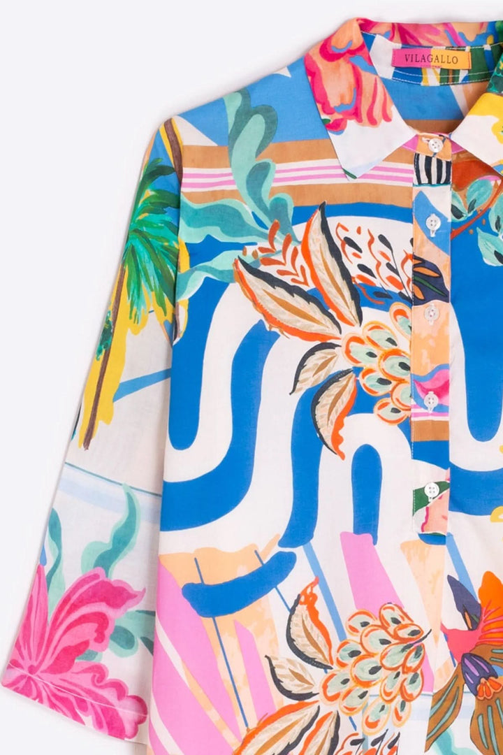 Robe chemise imprimée avec motifs éclatants et col chemise, coupe droite et fluide, idéale pour un look moderne et décontracté.