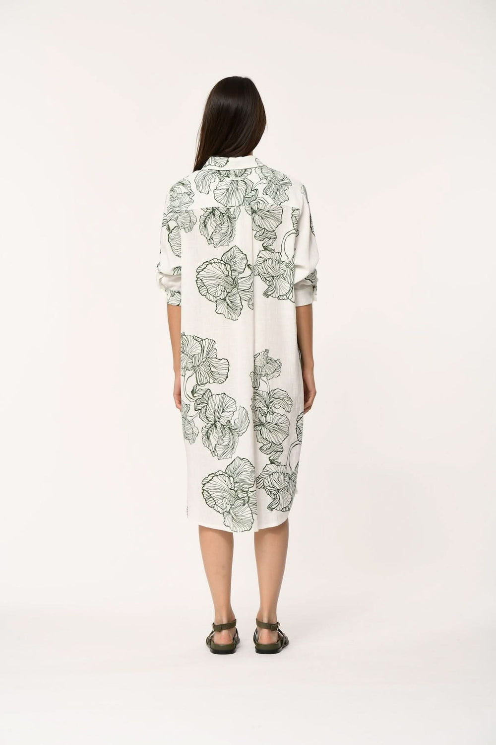 Robe chemise imprimée longueur midi JASAR vue de dos avec imprimé artistique et moderne, coupe droite et fluide.