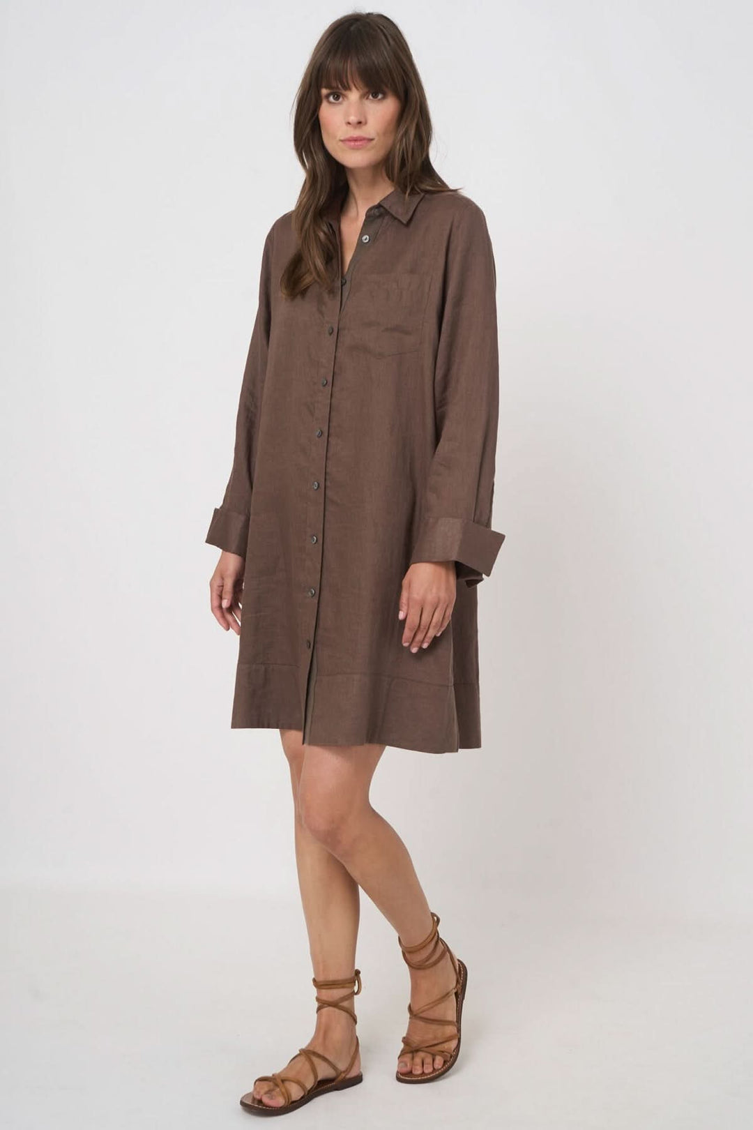 Robe chemise à manches longues marron, élégante et moderne, portée par une femme, idéale pour un style décontracté estival.