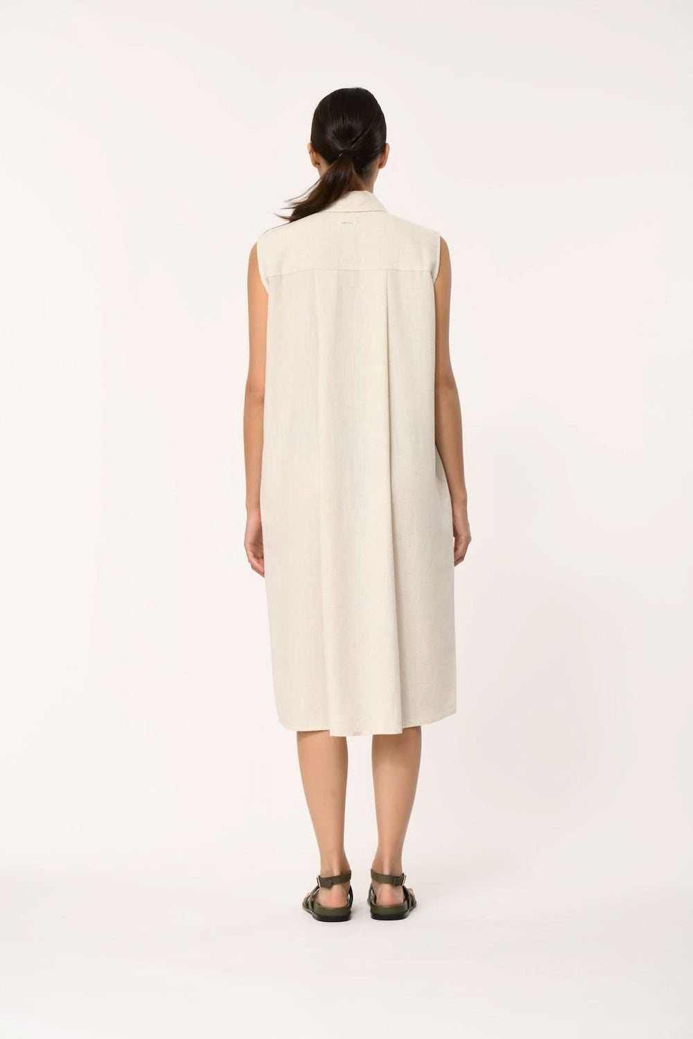 Robe chemise sans manches ceinturée LALORA vue de dos, longueur midi, en mode décontracté et moderne.