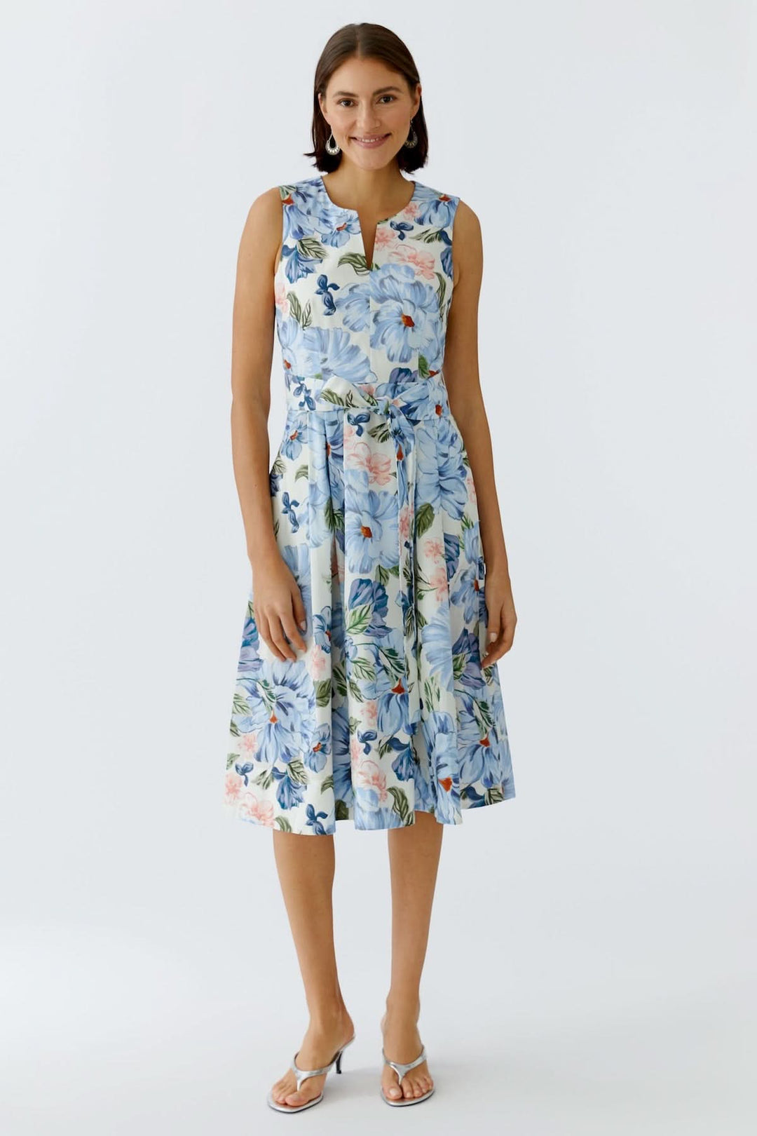 Robe cintrée à imprimé floral avec encolure arrondie et jupe évasée, confort et élégance pour toute occasion spéciale.