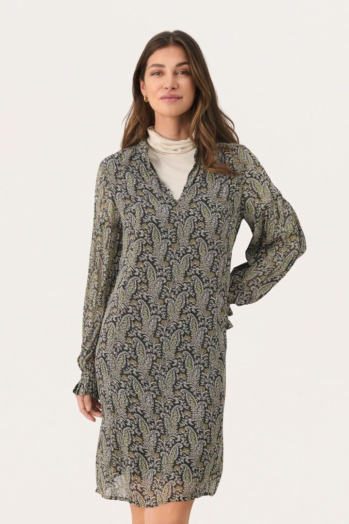 Robe courte Botella à manches longues avec encolure en V et motifs élégants, idéale pour un look sophistiqué.