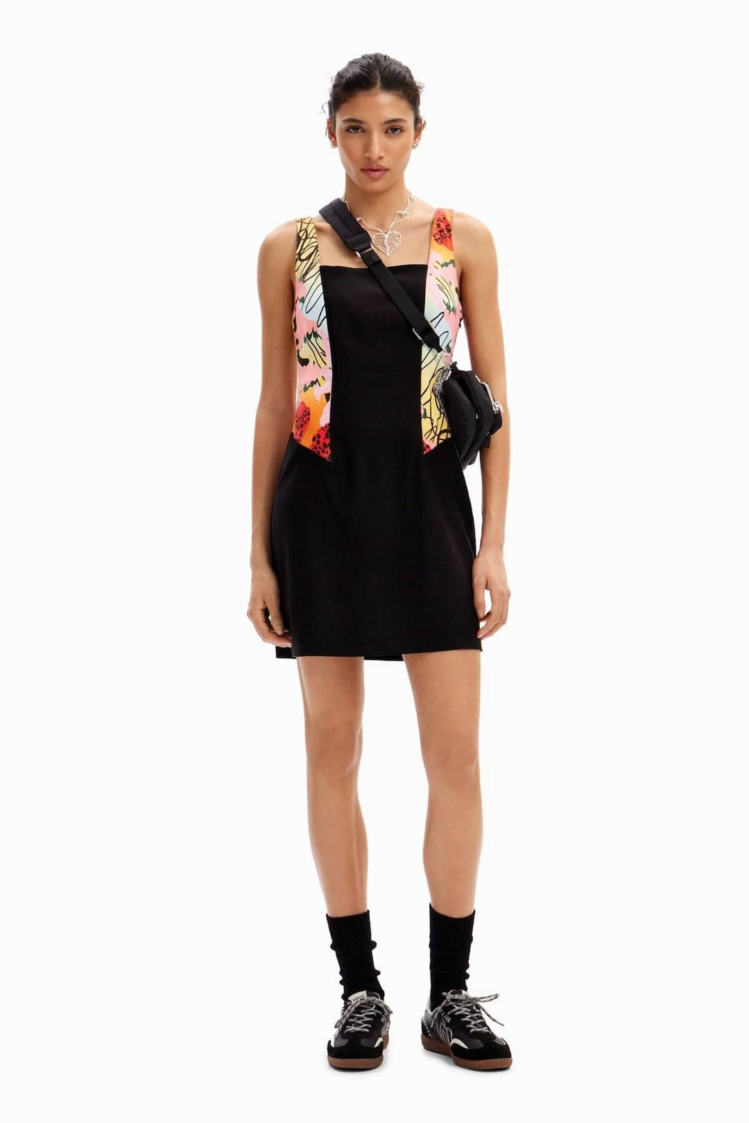 Robe courte noire à bretelles larges avec imprimé floral, parfaite pour une soirée entre amis.