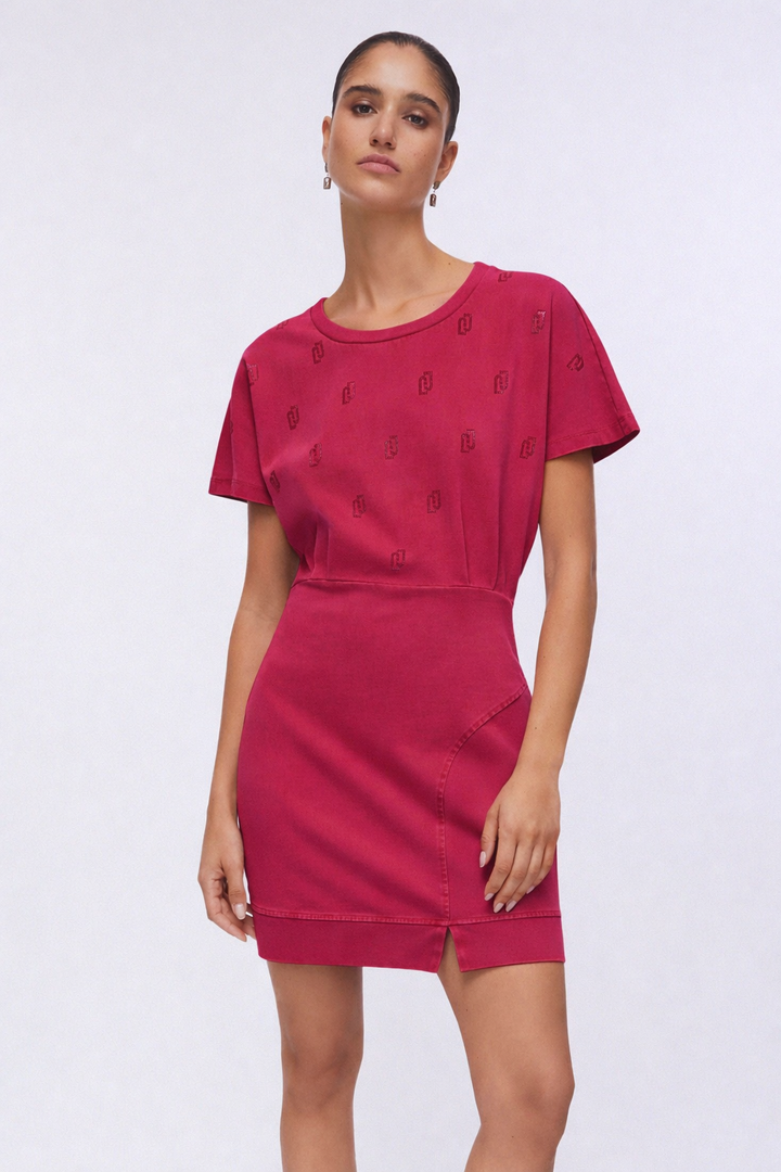 Robe courte en jersey avec strass Liu Jo Sport, silhouette moderne et logos ornés, couleur vive et détail de fente à l’ourlet.