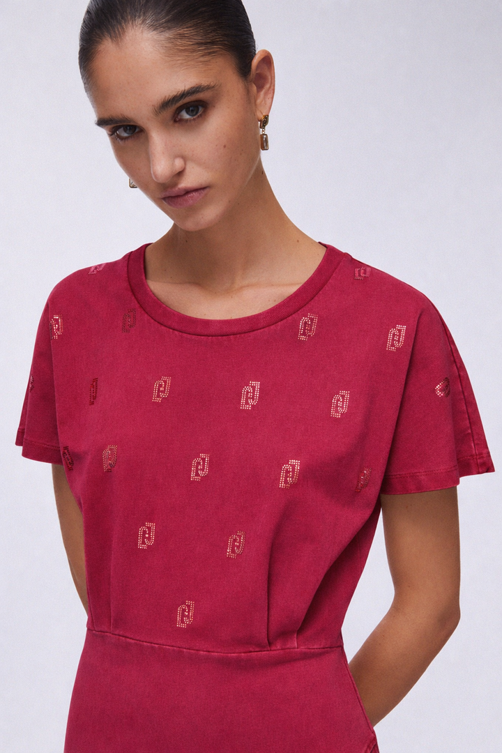 Robe courte en jersey avec strass Liu Jo Sport, rouge, avec des logos décoratifs et manches courtes, modèle féminin élégant.