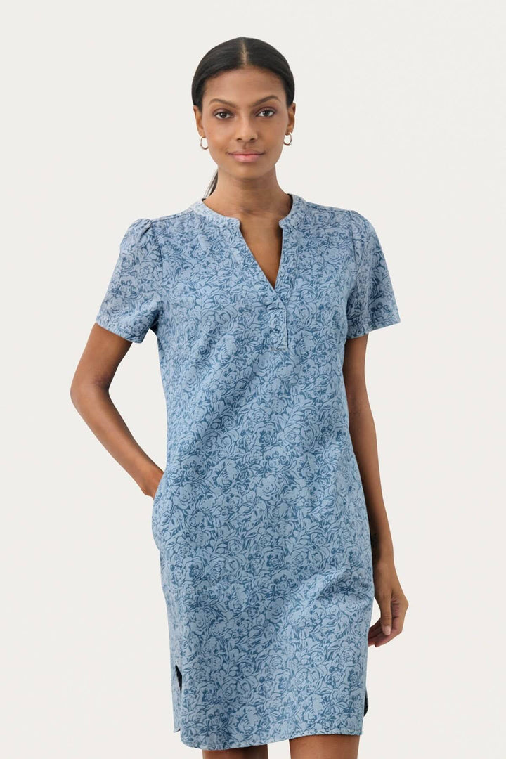 Robe de coton Aminase avec imprimé floral, manches courtes, longueur genoux et poches.