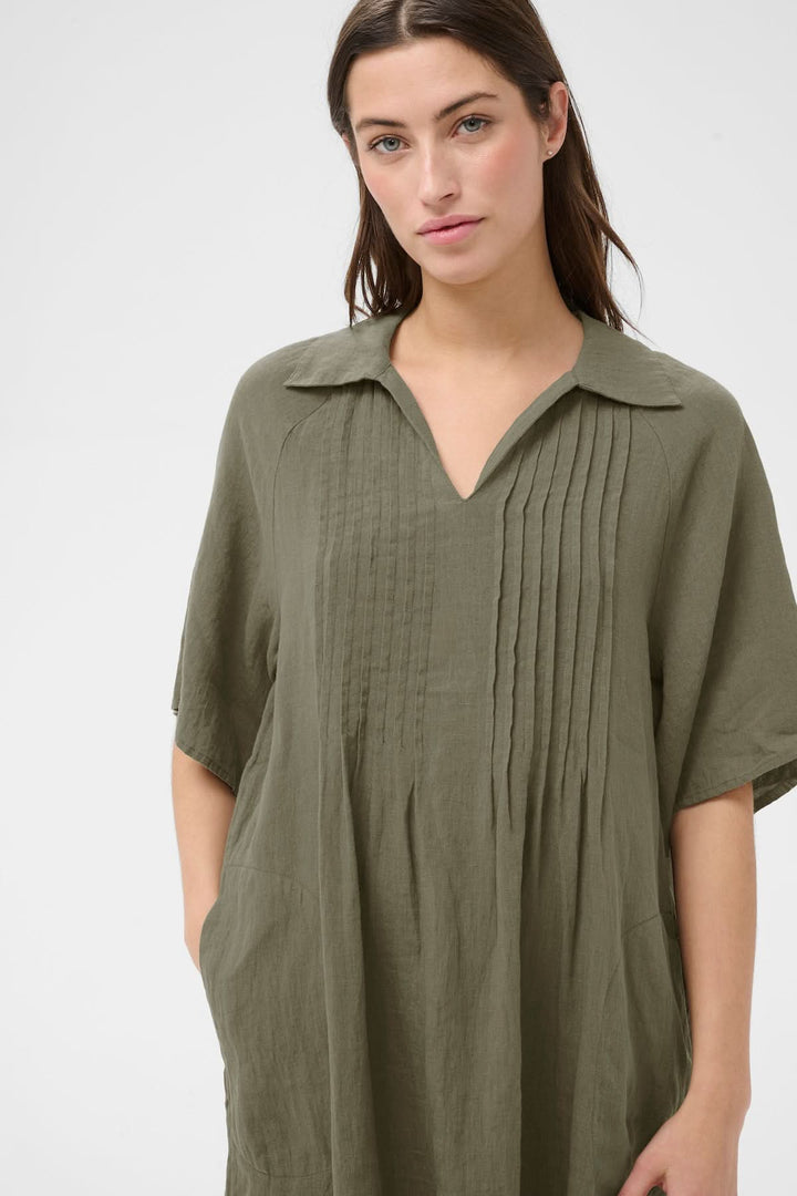 Robe en lin Ayla avec coupe droite et détails plissés, style décontracté et élégant, encolure ouverte, couleur olive.